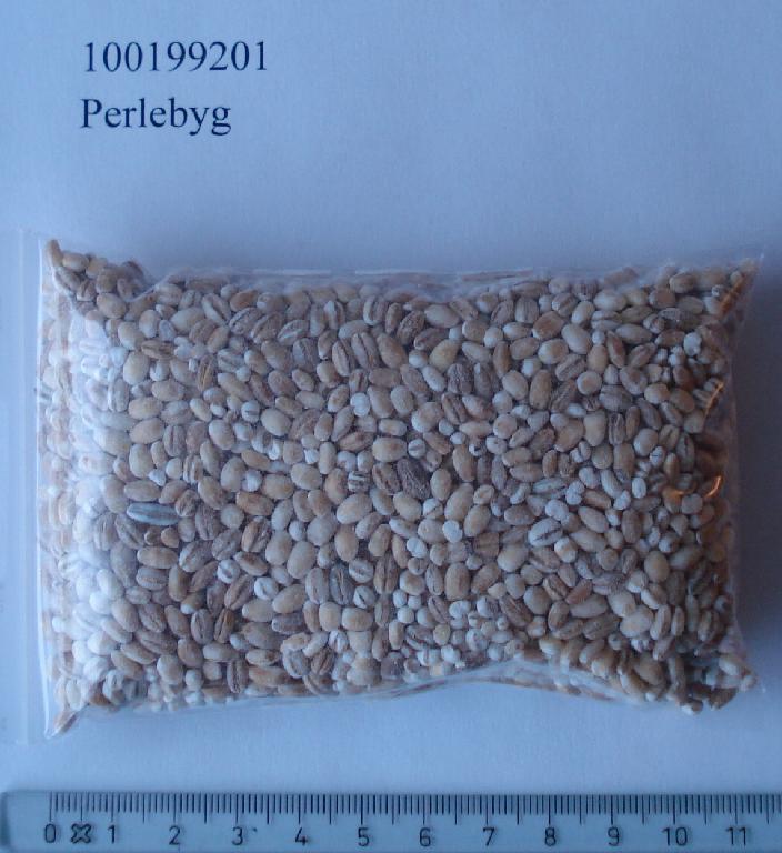 Varen betegnes som perlebyg og fremstår som slebne/polerede korn med afrundede ender. Det er oplyst, at der er tale om byg (Hordeum vulgare L.)

Varen importeres i bulk eller detailsalgspakninger.
