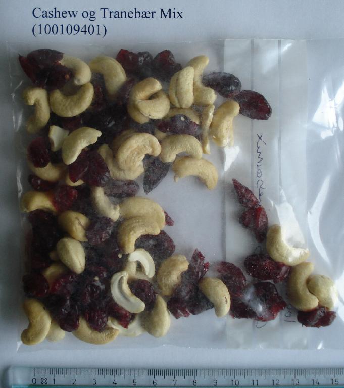 50% cashewnøddekerner
50% tørrede tranebær (60% tranebær, rørsukker, solsikkeolie).
I bulk.
Produktet fremstår som blanding af cashew nøddekerner og tørrede tranebær. 
Cashew nøddekernerne er hele og udgør 50% af blandingen.
De tørrede tranebær er tilberedte med rørsukker og fremstår som løse hele tørrede bær, som ikke klistrer sammen.
Tariferingen forudsætter at produktet er emballeret i pakninger af nettovægt over 1 kg.
Produktet består efter virksomhedens oplysninger af: 
•	50 % cashewnøddekærner
•	50 % tørret frugt 
Tørret frugt består af: 
o	60% Tranebær
o	40% Rørsukker, solsikkeolie
Der er efter det oplyste ikke tilsat alkohol til produktet.