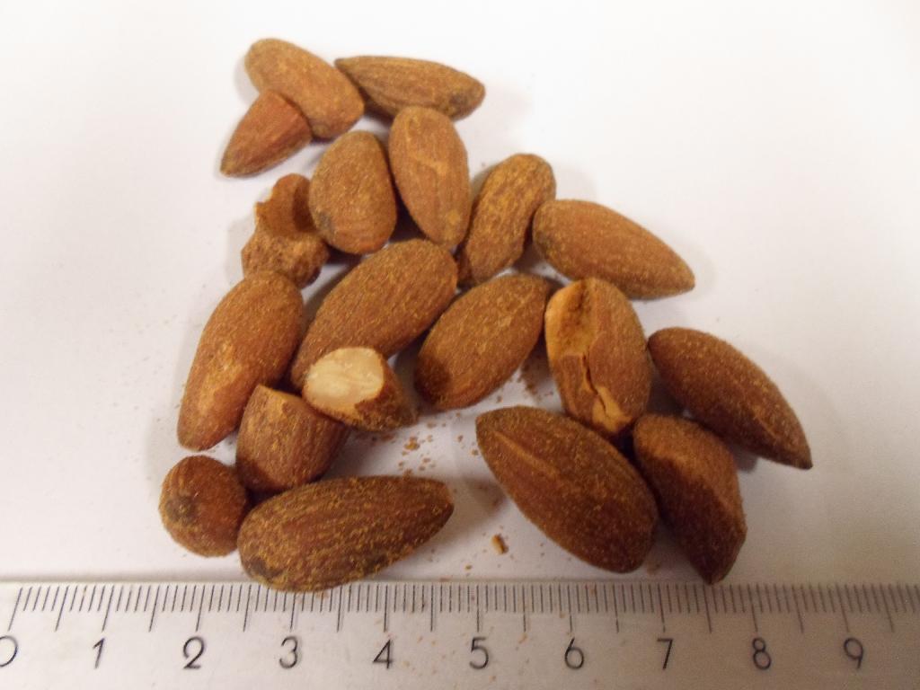 Varen betegnes som Ristede mandler m/ hot paprika og fremstår som mandler ca. 2-3 cm lange. Mandlerne har den brune hinde og en belægning af krydderier (rødlig). De smager stærkt krydret og ristet. 

Varen foreligger i pakninger over 1 kg