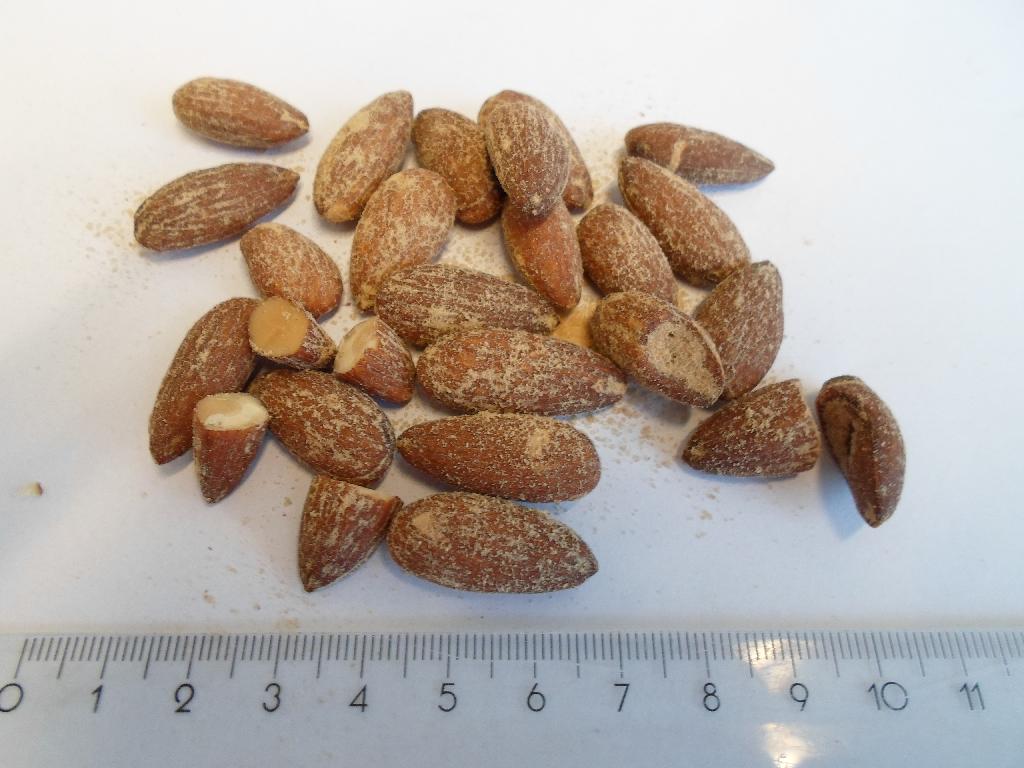 Varen betegnes som Mandler røgede og fremstår som mandler ca. 2-3 cm lange. Mandlerne har den brune hinde og en belægning af krydderier (lysebrunlig). De smager røget og ristet. 

Varen foreligger i pakninger over 1 kg.
