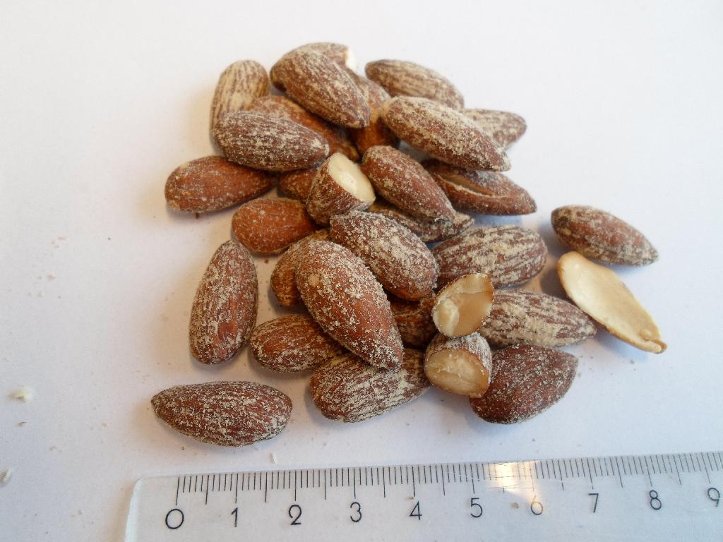 Varen betegnes som Ristede mandler m/sourcream & onion og fremstår som mandler ca. 2-3 cm lange. Mandlerne har den brune hinde og en belægning af krydderier (beige-lysebrunlig). De smager krydret og ristet. 

Varen foreligger i pakninger over 1 kg.