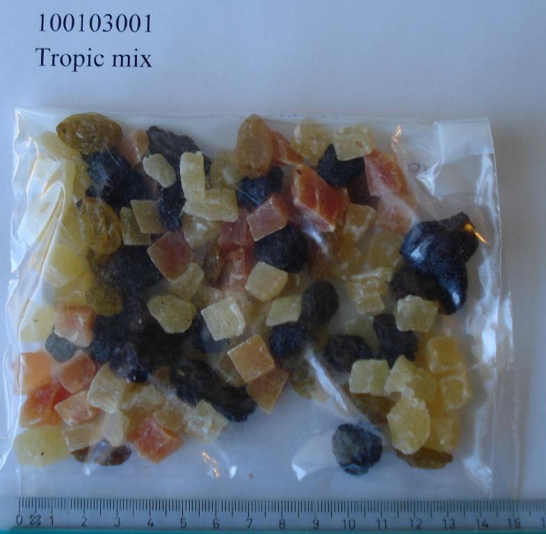 30% jumborosiner (99,5% rosiner, solsikkeolie)
30% tørret papaya (62% papaya, sukker, konserveringsmiddel; E220 (svovldioxid))
30% tørret ananas (sukker, 47,3% ananas, antioxidant; citronsyre, konserveringsmiddel; E220 (svovldioxid))
10% lyse rosiner (99,3% rosiner, solsikkeolie, konserveringsmiddel; E220 (svovldioxid))
I bulk.
Indholdet af sukker- refraktometrisk i en udtaget prøve har været målt til 75%  ved laboratorieanalyse