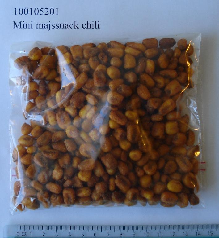 Varen betegnes Mini majssnack chili og fremstår som ristede majskerne. Majskernerne smager som ristede, krydrede majs, er gyldnebrune i farve og har form som majskerner (1-1,5 cm lange og med den karakteristiske form). 

Varen frembydes både i bulk (over 1 kg) og i detailsalgspakninger (under 1 kg). 

Varen er efter virksomhedens oplysninger fremstillet af:
•	81 % majs
•	15 % palmeolie
•	2 % chili krydderiblanding (løg, hvidløg, paprika, cayennepeber, salt, maltodextrin, solsikkeolie, smagsforstærker; E621)
•	salt