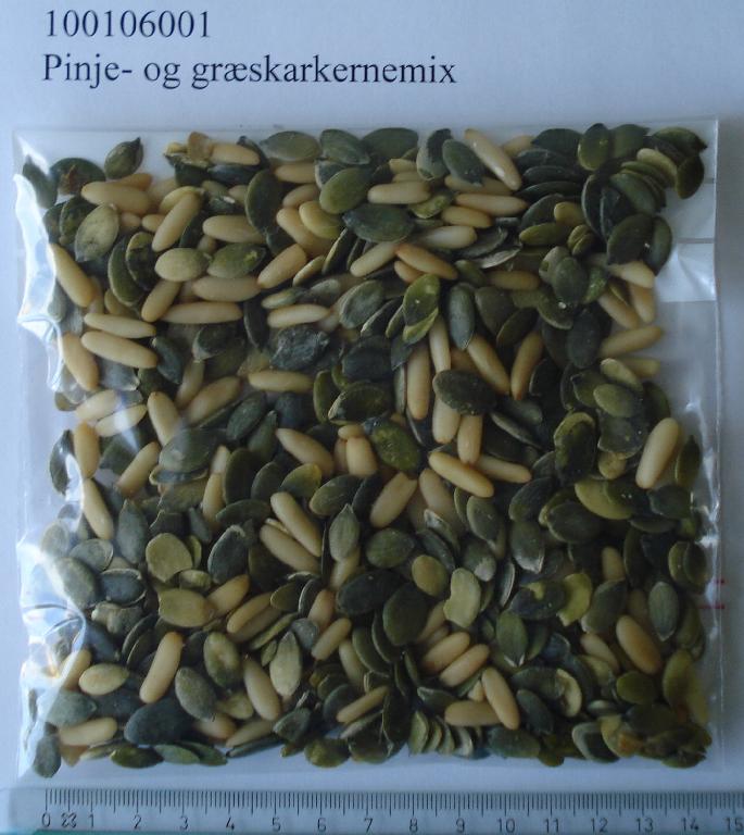 Varebetegnelsen er ”Pinje- og græskarkernemix”. 

Ifølge det oplyste består produktet af en blanding af: 60% græskarkerner og 40% pinjekerner.

Græskarkernerne er uden den ydre skal. Kernerne er med den naturlige farve i grønlige nuancer og med en længde på ca. 1,5 cm.

Pinjekernerne foreligger som naturlige kerner med sandgul farve og med en længde på ca. 1,5 cm.

Blandingen er ikke yderligere forarbejdet og foreligger som en vareprøve i en plastpose med genluk. 

Det er oplyst, at varen sælges i bulk.