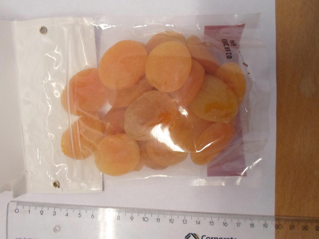 Varen betegnes som ”soft abrikoser”. 

Varen fremstår som bløde, tørrede lyse abrikoser uden sten. De er som hovedregel mellem 2,5-3 cm brede og 3-4 cm lange og 1 cm tykke. Varens duft svarer til tørrede abrikoser, og smagen er som tørrede abrikoser.
 
Ifølge det oplyste er fremstillingsprocessen som følgende: De friske abrikoser tørres i solen, tilsættes svovldioxid 2000 ppm. Herefter kommer abrikoserne i vandbad tilsat E202, således at det optager vand og bliver bløde. 

Varen foreligger i pakninger til detailsalg og i bulk.