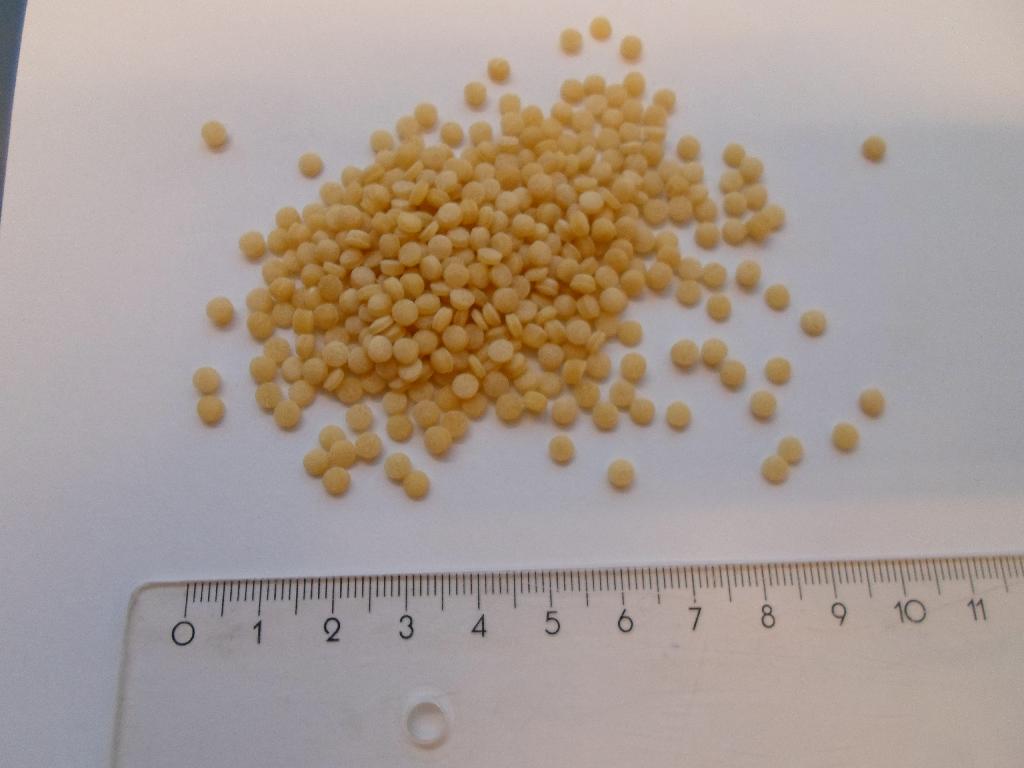 Varen fremstår som lyse runde pellets 3-4 mm i diameter og 1-2 mm høje. 

Det er oplyst, at varen er fremstillet af durumhvede semolina, der tilberedes som en dej, der tørres. Der sker ikke yderligere tilberedning eller tilsætning. 

Varen benævnes couscous