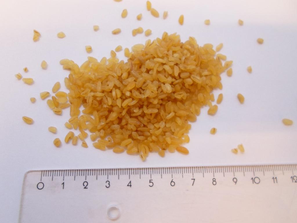Varen fremstår som gullige, afskallede korn, hvoraf en del er knækket. Størrelsen varierer, men er generelt under ½ cm i længde. 

Det er oplyst, at varen er fremstillet af knækkede, afskallede af durumhvedekerne, og at varen er kogt, tørret og sorteret. 

Varen benævnes bulgur grov