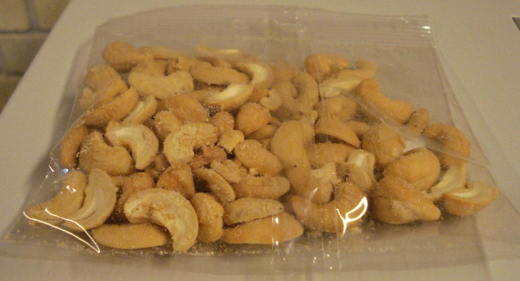 Varen består efter det oplyste af 97 % cashewnøddekerner, 2 % olie, 1 % salt.
Produktet fremstår som hele, ristede cashewnøddekerner uden skal.
Fremstillingsprocessen er oplyst til at være høst, afskalling, tørring, ristning, pakning.
Varen foreligger i pakninger under 1 kg.