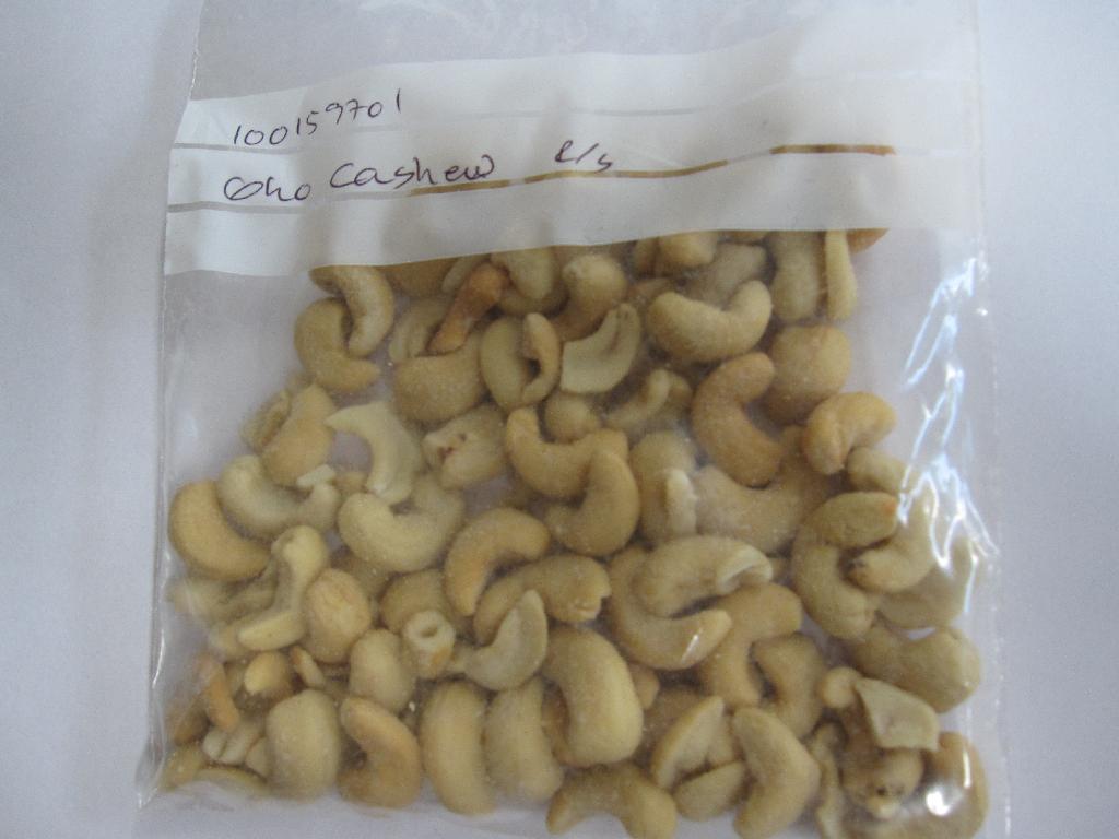 Varen består efter det oplyste af 97% økologiske cashew nøddekerner, 2% olie, 1% salt. 

Produktet fremstår som hele, ristede cashew nøddekerner uden skal. 

Fremstillingsprocessen er oplyst til at være høst, afskalling, tørring, ristning, pakning. 

Varen foreligger i pakninger over 1 kg.