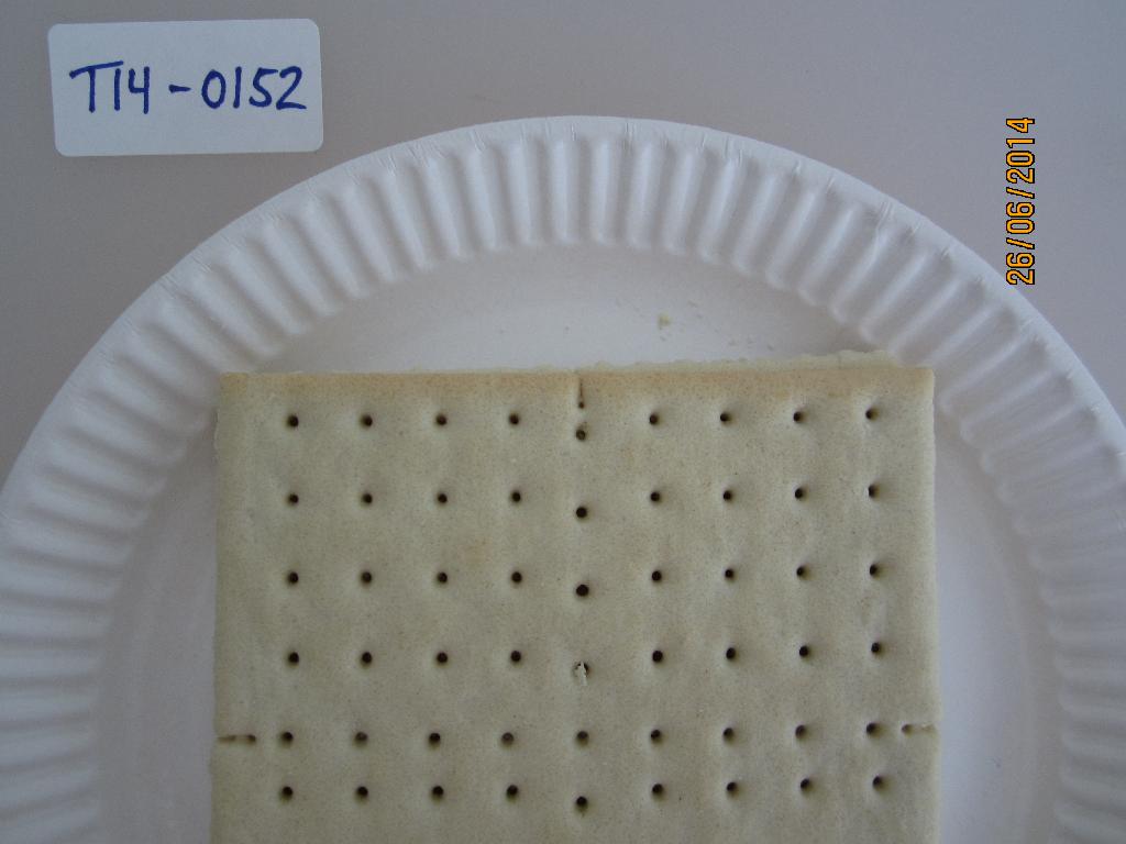 Varebetegnelsen er ”Cracker”, og der er tale om to kvadratiske kiks, der har mange huller og 4 mærker i midten af hver kant, hvor de kan knækkes. Emballagen er en brun plastlaminatpose.

Varen frembydes som en del af en nødration, der kan dække behovet for mad og drikke i 12 timer. En nødration består af et hovedmåltid, 1 mellemmåltid, drikkevare, ske, salt og peber. BTO’en omfatter kun ”Cracker”.