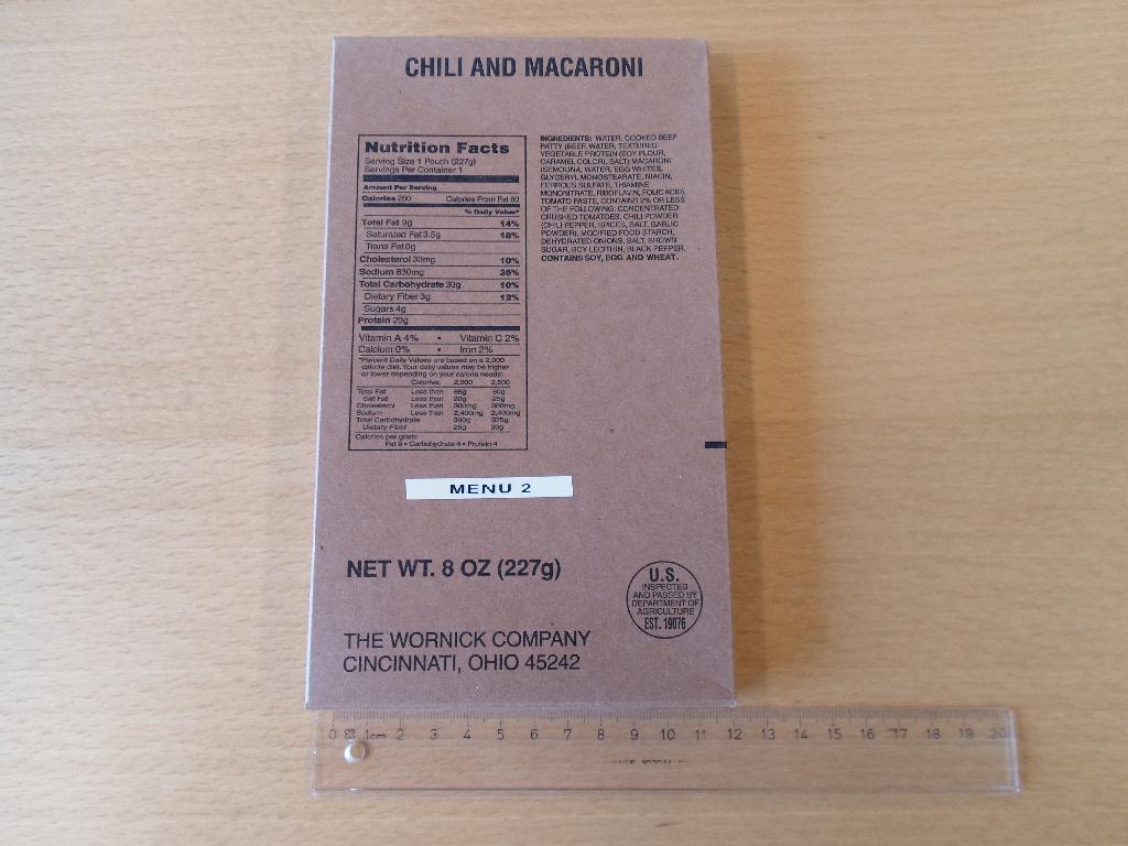 NordicLaed Nødration complete kit 

Chili and macaroni:
- Water, cooked beef patty (beef, water, textured vegetable protein (soy flour, caramel color), salt) macaroni (semolina, water, egg whites, glyceryl mononistrate, niacin, ferrous slate, thiamine mononitrate, riboflavin, folic acid), tomato paste, contains 2% or less of the following: Concentrated crushed tomatoes, chili powder (chili pepper, spices, salt, garlic powder), modified food starch, dehydrated onions salt, brown sugar, soy lecithin, black pepper.

Indeholder: Soja, Æg og Hvede.

Calories pr. serving 280;
Total fat 9g 14%. Saturated fat 3,5g 18%. Trans fat 0g. Cholesterol 30mg 10%. Sodium 830 mg 35%. Total carbohydrate 30g 10%. Dietary fiber 3g 12%. Sugars 4g. Protein 20g. Vitamin A 4%. Vitamin C 2%. Calcium 0%. Iron 2%. 

Se medfølgende Chili and macaroni(Demovare)