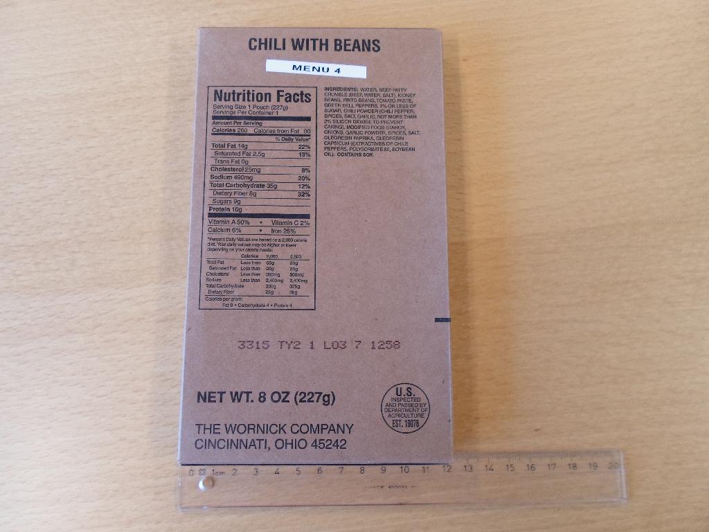 NordicLaed Nødration complete kit 

Chili with beans:
- Water, beef patty crumble (18,6%), kidney beans, pinto beans, tomato paste, green bell peppers, 2% or less of sugar, chili powder (chili pepper, spices, salt, garlic, not more then 2% silicon dioxide to prevent caking), modified food starch, onions, garlic powder, spices, salt oleoresin paprika, oleoresin capsicum (extractives of chile peppers, polysorbate 80, soybean oil).

Indeholder: Soja.

Calories pr. serving 260:
Total fat 14g 22%. Saturated fat 2,5g 13%. Trans fat 0g. Cholesterol 25mg 8%. Sodium 490 mg 20%. Total carbohydrate 35g 12%. Dietary fibers 8g 32%. Sugars 9g. Protein 16g. Vitamin A 50%. Vitamin C 2%. Calcium 6%. Iron 25%. 

Se medfølgende Chili with beans(Demovare)