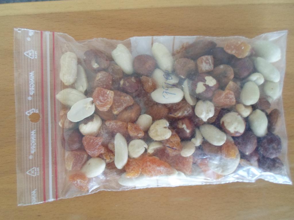 Produktet består ifølge anmodningen og den fremsendte vareprøve af en blanding af:
•	25% hasselnøddekerner, 
•	25% peanuts, 
•	25% soltørrede abrikostern 10-12 mm (98,8% soltørrede abrikoser, ris-mel), 
•	12,5% cashewnødder, 
•	12,5% mandler.

Produktet foreligger som en simpel blanding af 5 produkter, og ifølge det oplyste er produktet ikke yderligere behandlet.

Produktet foreligger i detailsalgspakning (1 kg og derunder).