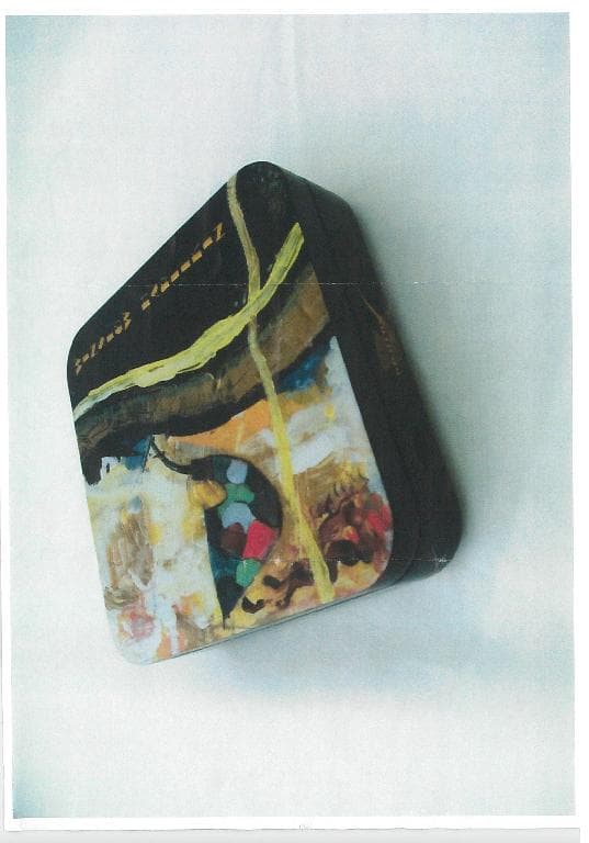Square tins with slip lid, made of tinplate, thickness 0,23 mm - size 120 x 120 x 35 mm.

The lid is printed with the tobacco name "Winslow Harlekin" and shows a pipe.

On the body the manufacturer's brand is printed. The tin is a sales packaging for 100 g pipe tobacco. The attachment of warning labels is made by the tobaccomanufacturer after filling the tins according to the language of destination country.

We suggest classification under tariff number 73102910 same as the oval tobaccotin for which we received the binding tariff number in july 2013 - DK 13-0248399.