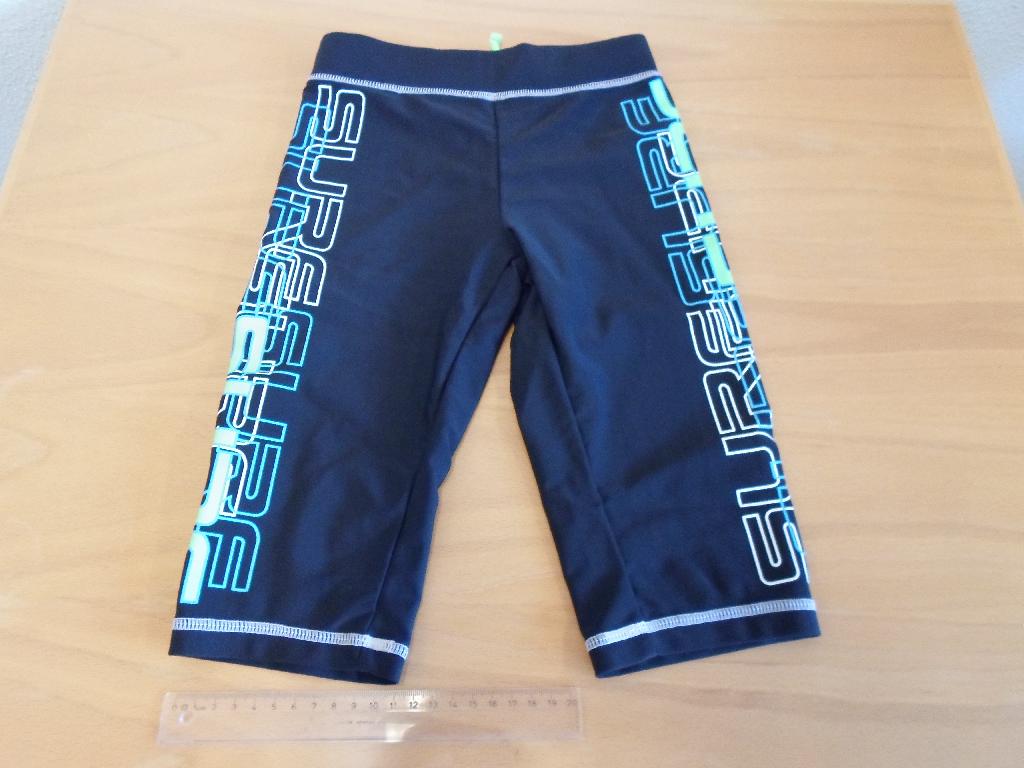 Trikotage badeshorts til drenge fremstillet af 80% polyamide og 20% elastane.
Beregnet til badebrug. Er foret i skridtet, og har snøre i hele taljen.