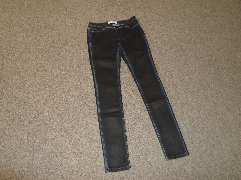 Varen tariferes under varekode 6204623190.

Varebeskrivelse
Benklæder til piger af denim fremstillet af 76% cotton og 22% polyester og 2% elastane .Benklæderne er efter de er færdigsyet manuelt spray coated og børstet med en blanding der fortrinsvis indeholder "Silicone Micro Emulsion"