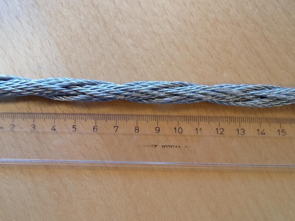 Der er tale om kvadratflettet stålwire, med et tværmål på 10 mm. Tværsnittet er ikke cirkulært, men varen fremstår som rund (samme diameter over det hele). Den fås i ruller med en længde på op til 3.000 meter. Stålwiren er lukket i enden med en kappe.
Varen er ikke af rustfrit stål.

Det er oplyst, at stålwiren er flettet af 12 tynde stålwirer, der hver især har et tværmål på 2,5 mm. Hver af disse 12 stålwirer består af 4 strenge med et tværmål på 1,07 mm. Hver af disse strenge er tvundet af 19 tråde, hvor hver af disse tråde har et tværmål på 0,214 mm.

Det er oplyst, at varen anvendes inden for offshore, byggeri, skibsfart, kran, landbrug og fiskeindustrien.

Varen afsendes ikke fra Moldova, Marokko eller Republikken Korea.