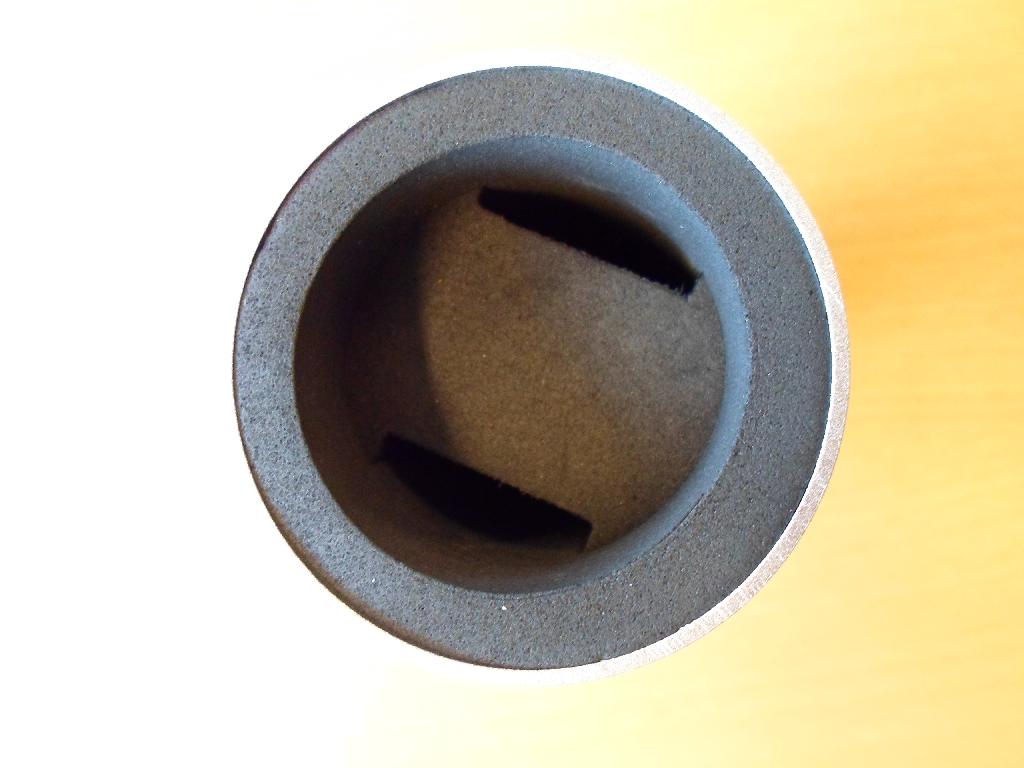 Varen består af:
1.EVA-skum del i 2 stykker hvori et ur kan placeres, de to stykker EVA-skum udgør tilsammen en cylinder, der er ca. 15 cm lang og 6 cm i diameter. De 2 skum dele holder uret, men har ingen låse/lukke mekanisme til at holde sammen på produktet.
2. Aluminiumsrør 15 cm lang med en indvendig diameter på 6 cm. Skummet placeres i aluminiumsrøret, således at uret fastholdes.

Varen anvendes som salgsemballage for ur, men importeres uden ur.