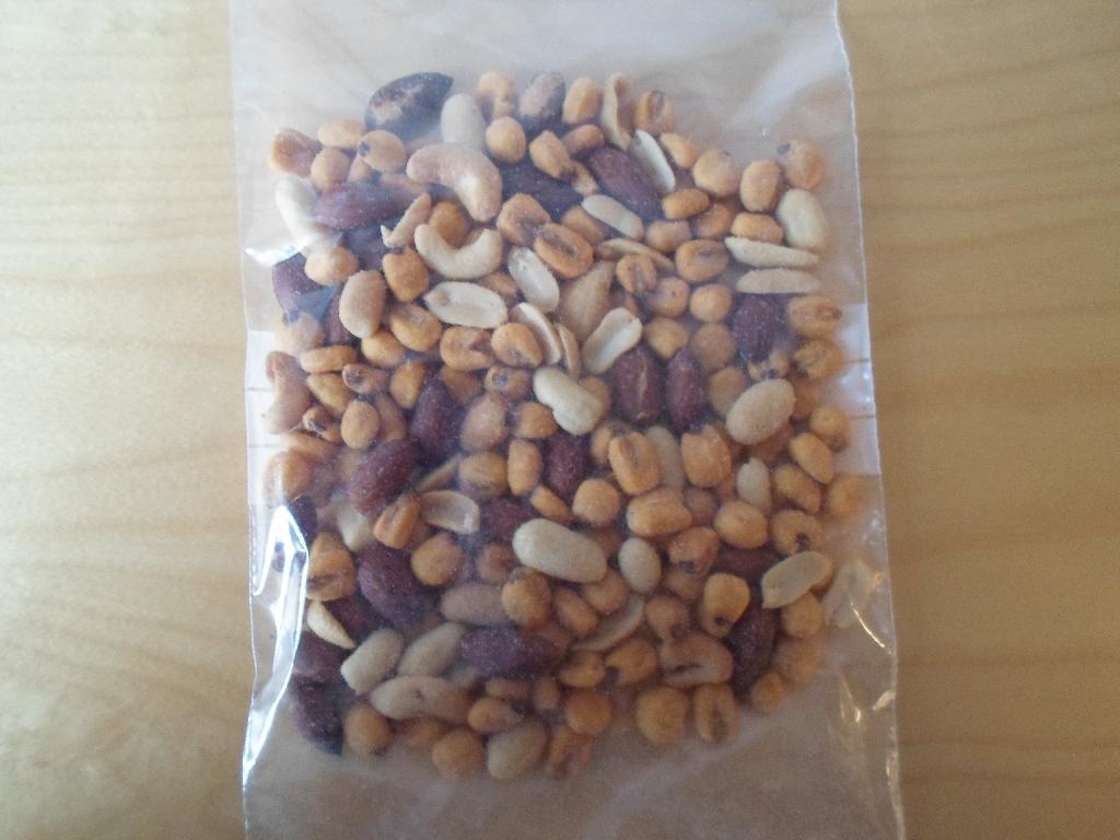 Produktet består ifølge anmodningen af en blanding af: 
•	40 % minimajs sourcream & onion (83 % majs, solsikkeolie, 5 % sourcream & onion (mælk/soja), salt),
•	25 % jumbo peanuts R/S (96 % peanuts, peanutolie, 1 % salt),
•	20 % ristede mandler m/sourcream & onion (93 % mandler, vegetabilsk olie (palmeolie, solsikkeolie), 3,3 % sourcream krydderiblanding (salt, lactose, løg, kartoffelstivelse, yoghurt pulver (mælk), gærekstrakt, surhedsregulerende middel: E270, krydderier, antiklumpningsmiddel; E551, smagsforstærker; E635, rapsolie, aroma (mælk)),
•	15 % cashewnød løse R/S (96 % cashewnøddekerner, 3 % peanutolie, 1 % salt). 

Varen foreligger i detailsalgspakning (1 kg og derunder).