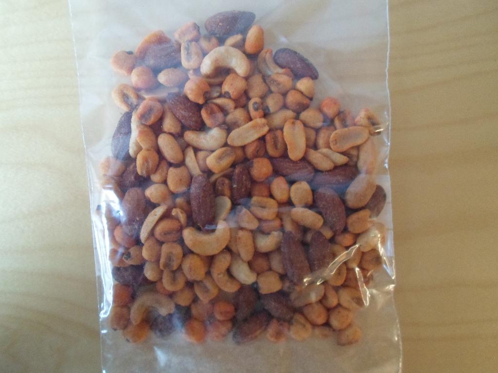 Produktet består ifølge anmodningen af en blanding af: 
•	35 % jumbo peanuts R/S (96 % peanuts, peanutolie, 1 % salt),
•	20 % mandler ristede & saltede (96 % mandler, 2 % peanutolie, 2 % salt),
•	15 % minimajs chilimejicano (83 % majs, solsikkeolie, 5 % stærk chili, salt),
•	15 % cashewnød løse R/S (96 % cashewnøddekerner, 3 % peanutolie, 1 % salt),
•	15 % minimajs jalapeno & tomato (83 % majs, solsikkeolie, 3,5 % tomatpulver, 1,5 % jalapeno aroma, salt). 
  
Varen foreligger i detailsalgspakning (1 kg og derunder).