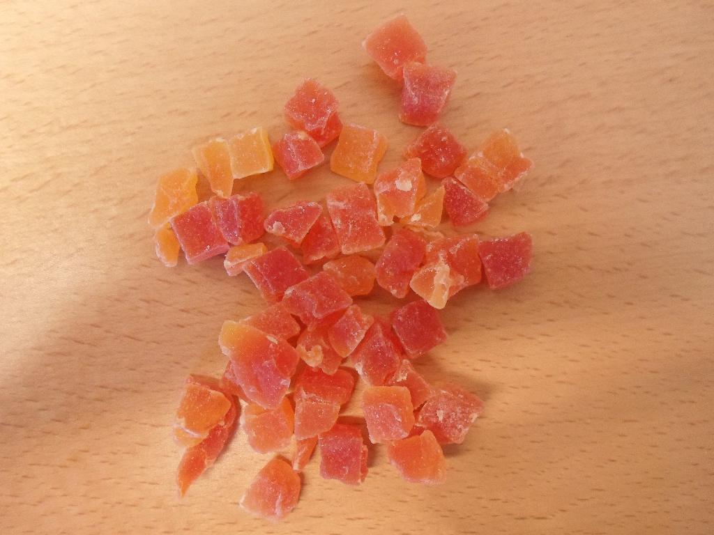 Produktet består ifølge anmodningen og den fremsendte vareprøve af:
•	62 % papaya,
•	sukker
•	konserveringsmiddel; E220 svovldioxid.
 
Produktet foreligger som tørrede papayatern, tilsat sukker og konserveringsmiddel i detailsalgspakning med nettovægt på 1 kg og derunder.