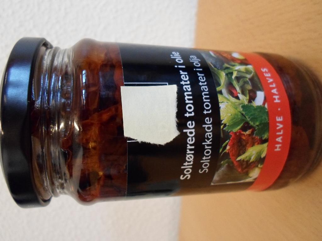 Produktet er soltørrede tomater i olie, konserveret med bl.a. eddikesyre.  

Varen foreligger som halve, tørrede tomater i olie. Varen er emballeret i et glas, indeholdende 280 g. Den drænede vægt er oplyst til at være 170 g ifølge etiketten.