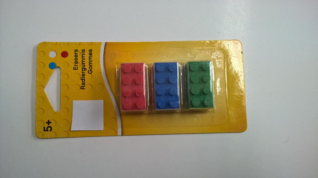 Varen består af 3 stk. viskelæder pakket til detailsalg i forskellige farver.

Viskelæder måler 31,9 mm x 15,9 mm x 9,6 mm og har på oversiden 2 x 4 cylinder-formet dupper, i samme materiale, på  undersiden er der 3 huller med 5 mm i diameter. Materialet er gummiagtigt og kan deformeres en smule (2 - 3 mm) ved påvirkning med hånd og fingre. 

Varen består af syntetgummi (36 % styrene-butylene-styrene block copolymer, 29 % white mineral oil (paraffinolie), 22 % kalcium carbonat og 2 % Irganox 1010 (antioxidant, stabilisator)).