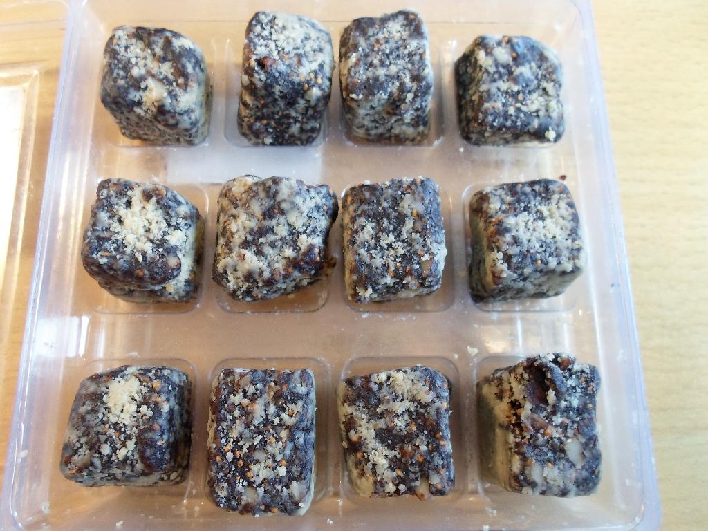 Produktet består ifølge anmodningen og den fremsendte vareprøve af en blanding af:
•	62,94% tørrede figner,
•	16,69% mandler med hinde,
•	8,35% mørk chokolade (70,4%) pulver,
•	6,68% sukker,
•	3,11% espresso/kaffe aroma pulver,
•	2,23% glukose.

Konfektstykker belagt med cashew mel. 

Produktet er tilberedt som konfektstykker, belagt med cashew mel og er emballeret i plastemballage, indeholdende 12 stk. konfekt. (detailsalgspakning mindre end 1 kg.)