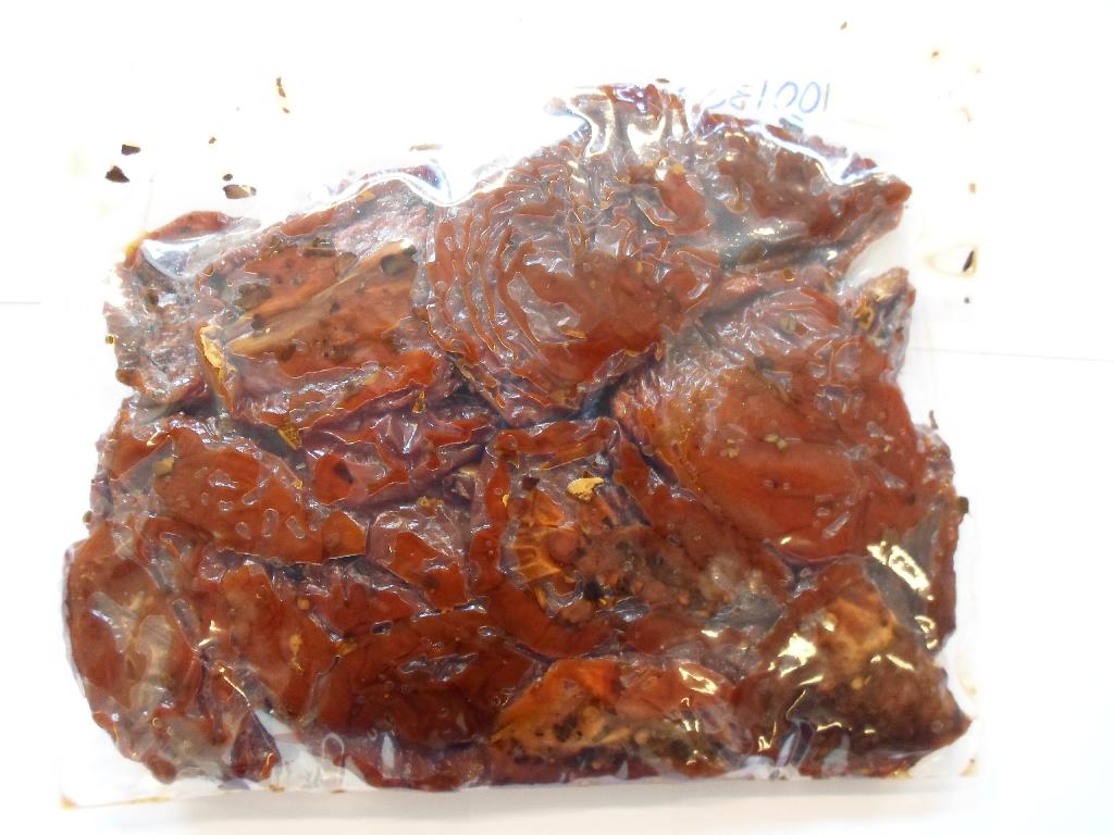 Varen betegnes som ”soltørrede tomater i halve med oregano”.

Varen fremstår som bløde, tørrede (halve) tomater i en rødbrun farve. Der er perler af olie på tomaterne, og der klæber oregano til tomaterne. Smagen er hovedsagelig som tørrede tomater med en smule krydderi.