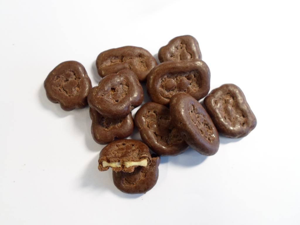 Produktet består ifølge anmodningen og den fremsendte vareprøve af en blanding af:
•	63,00% mørk chokolade (sukker, kakaomasse, kakaosmør, emulgator; E322, naturlig vanilje aroma),
•	20,65% bananer,
•	8,05% kokos olie,
•	6,90% sukker,
•	0,73% overfladebehandlingsmiddel; E414 (gum arabic (acacia gum)), E904,
•	0,63% glukose sirup,
•	0,04% banan aroma.

Varen foreligger som bananskiver belagt med chokoladeblandingen.

Produktet er tilberedt som chips, fremstår som en chokoladevare og er emballeret i detailsalgspakning mindre end 1 kg.