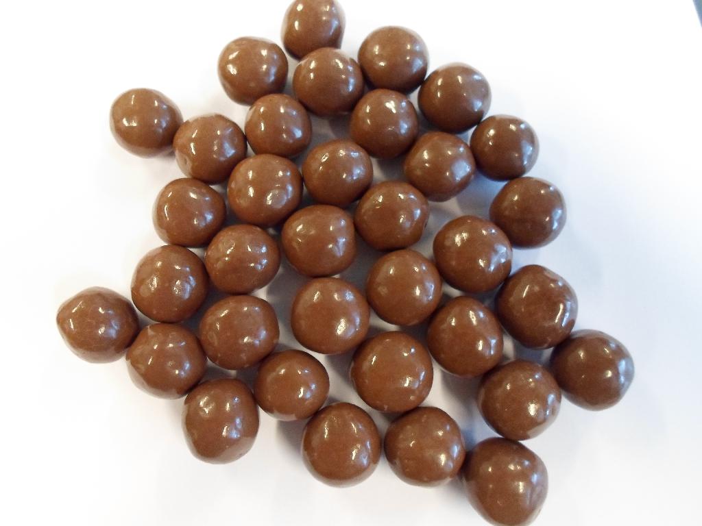 Produktet består ifølge anmodningen og den fremsendte vareprøve af en blanding af:
•	78,00% mælke chokolade (sukker, kakaomasse, mælke pulver, kakaosmør, vallepulver, emulgator: E322, naturlig vanilje aroma),
•	16,20% rismel,
•	2,23% sukker,
•	1,60% hvede malt,
•	0,73% overfladebehandlingsmiddel: E414 (gum arabic (acacia gum)), E904,
•	0,63% glukose sirup,
•	0,30% fuldt hydrogeneret palmefedt,
•	0,30% dextrose.

Varen foreligger som kugler med belagt med chokoladeblandingen.

Produktet er tilberedt som  chokolade kugler, fremstår som en chokoladevare og er emballeret i detailsalgspakning mindre end 1 kg.