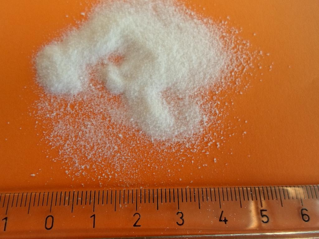 Det er oplyst, at der er tale om en emulgator til fødevarer med e-nummer E471. Denne emulgator anvendes bl.a. til is, mejericremer, rekombinerede mælkeprodukter og frosne desserter.

Fremstillingen af emulgatoren er beskrevet som kemisk ud fra hærdet (hydrogeneret) palmeolie og glycerol, som blandes med 99% alkali, og opvarmes til 200° C. Herved starter der en kemisk reaktion. Når denne kemiske reaktion er afsluttet, neutraliseres produkterne.

Mono- og diglycerid fra fedtsyrer destilleres med henblik på separation og yderligere opkoncentrering. Destillationen giver et slutprodukt med et højere indhold af monoglycerid, fortsat bestående af en blanding af fedtsyreestere.

Produktet bliver efterfølgende pakket i 25 kg. sække, som pakkes på paller af 1.000 kg.