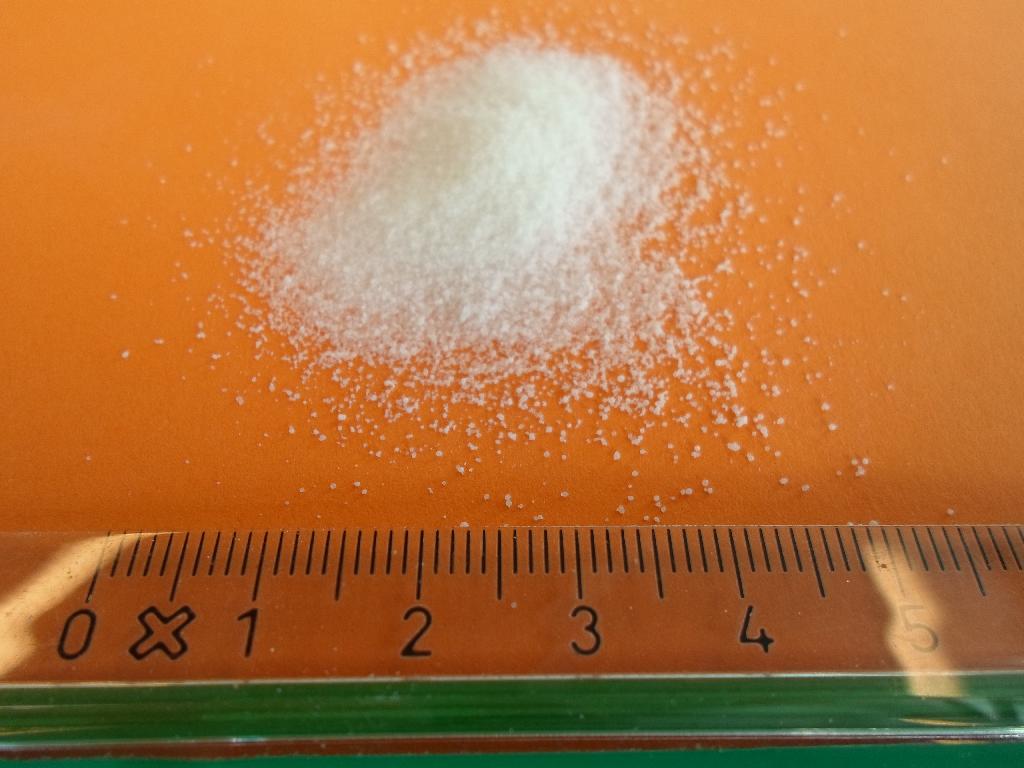 Det er oplyst, at der er tale om en emulgator til fødevarer med e-nummer (E471). Denne emulgator anvendes bl.a. til kartoffelmos, margarine, is, mejeriprodukter, dressing, frosne desserter, bageriprodukter og emulgerede kødprodukter.

Fremstillingen af emulgatoren er beskrevet som kemisk ud fra hærdet (hydroge-neret) palmeolie og glycerol, som blandes med 99% alkali, og opvarmes til 200° C. Herved starter der en kemisk reaktion. Når denne kemiske reaktion er afsluttet, neutraliseres produkterne.

Mono- og diglycerid fra fedtsyrer destilleres med henblik på separation og yderligere opkoncentrering. Destillationen giver et slutprodukt med et højere indhold af monoglycerid, fortsat bestående af en blanding af fedtsyreestere.

Produktet bliver efterfølgende pakket i 25 kg. sække, som pakkes på paller af 1.000 kg.