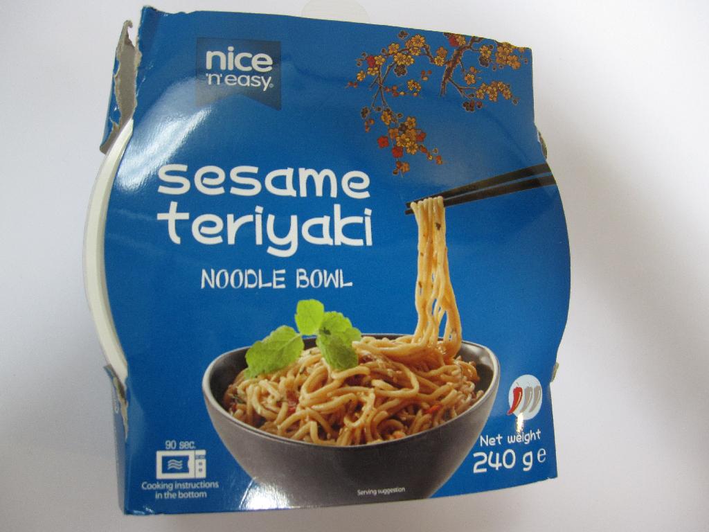 Sæt i detailsalgspakning til tilberedelse af en nudelret.

Varen indeholder:
- 1 plastskål med låg

- 1 pose pasteuriseret bløde nudler 180 g: 51,6 % hvedemel, 43,7 % vand, 2,35 % rapsolie, 1,32 % salt, 1 % mælkesyre, 0,02 % natrium fosfat,
 
- 1 pose pasteuriseret sauce 55 g: 54,25 % vand, 26,2 % sukker, 4 % løg, 4 % salt, 2 % hvidløg, 2 % ingefær, 2 % sweet sauce, 1,5 % sesamolie, 1,2 % risvin, 1,2 % soja bønne olie, 1 % modificeret majsstivelse, 0,35 % eddikesyre, 0,2 % karamel kulør, 0,15 % Xanthan gummi, 0,15 % citronsyre,

- 1 pose tørret grøntsager 3 g: 65,6 % tørret gulerødder, 34,4 % tørret grønne løg,

- 1 pose topping 2 g: 100 % ristet sesamfrø.

Nettovægt: 240 gram