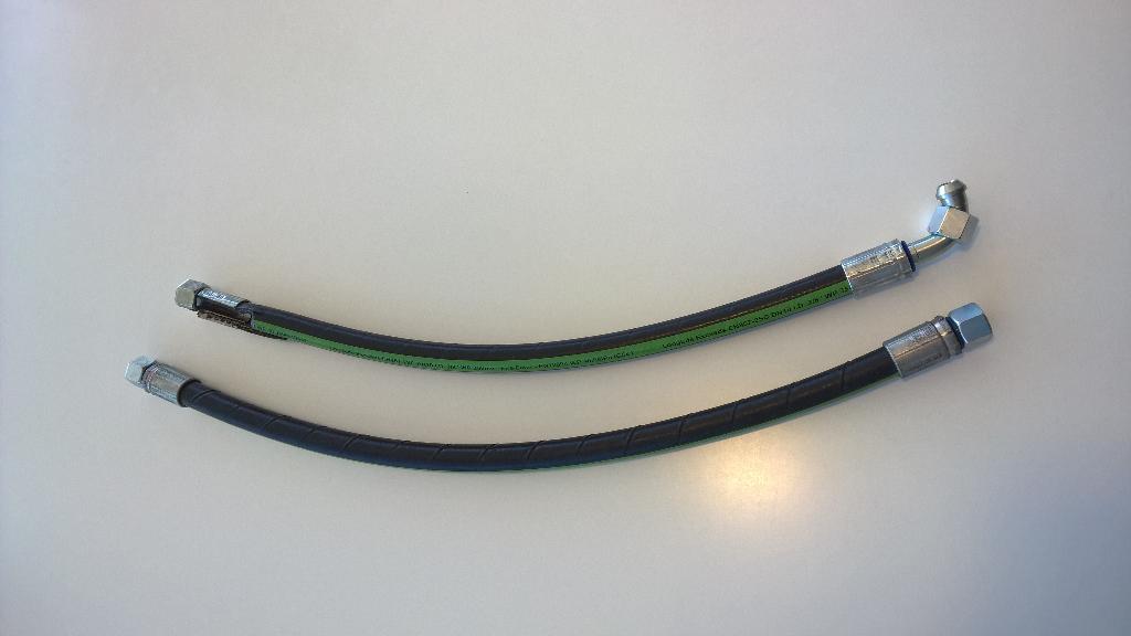 Varen er en gummislange med følgende opbygning: 

lag 1. Inderslange i syntetisk olieresistent gummi (NBR)
lag 2. Armering flettet i stål (ikke rustfri)
lag 3. Slid reducerende lag (gummi eller polymer) der hindrer slid imellem stål-armeringen
lag 4. Armering flettet i stål (ikke rustfri) som lag 2 
lag 5. Yderkappe i syntetisk olieresistent gummi (NBR) 

Slangerne benyttes til at forbinde udløserventil på gasbeholder med manifold, og er forsynet med tilslutninger i forzinket stål, presset på med kappe i forzinket stål. Slangen er beregnet til 400 bar arbejdstryk.

Slangen indgår i fast installerede inertgas brandslukningsanlæg.
