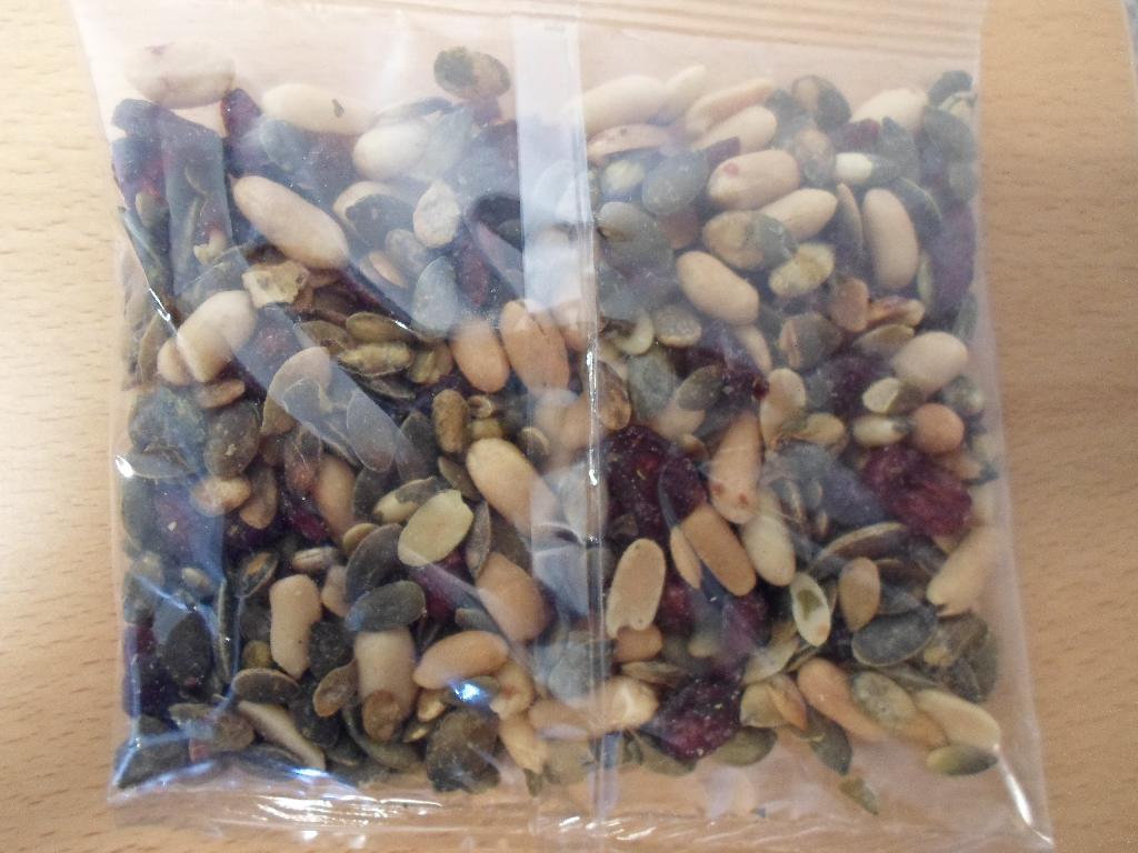 Det er oplyst, at varen er en blanding af:
•34 % økologiske ristede og saltede peanuts (97 % peanuts, peanutolie, salt),
•33 % økologisk tørrede tranebær (52 % tranebær, rørsukker, solsikkeolie) og
•33 % græskarkerner (99 % økologiske græskarkerner, salt).

Varen foreligger i detailsalgspakninger (1 kg og derunder).