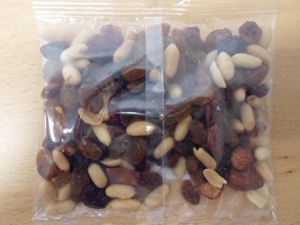 Det er oplyst, at varen er en blanding af:
•40 % økologiske muskatrosiner (99,6 % rosiner, solsikkeolie),
•25 % økologiske ristede og saltede peanuts (97 % peanuts, peanutolie, salt),
•20 % økologiske tørrede tranebær (52 % tranebær, rørsukker, solsikkeolie) og
•15 % økologiske ristede og saltede mandler (96 % mandler, vegetabilsk olie peanuts, salt).

Varen foreligger i detailsalgspakninger (1 kg og derunder).