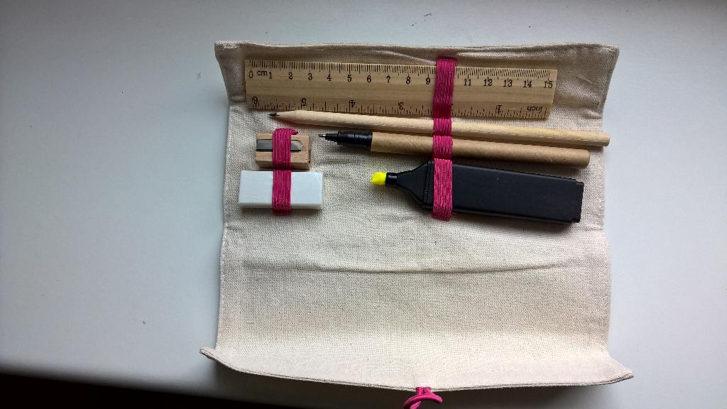 Varen er et såkaldt penalhus bestående af:
- En grafit blyant med fast hylster 
- En filtpen i form af en såkaldt ”highlighter”
- En kuglepen
- En lineal på 15 cm
- Et viskelæder
- En blyantspidser
- Et stykket tekstil forsynet med elastikbånd på indersiden og lukning på ydersiden.

Delene er pakket sammen i tekstilet og fastgjort under elastiskbåndet.

Tekstilet kan rulles sammen og fastholdes med lukningen.