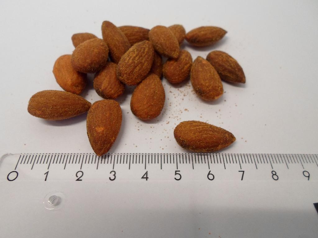 Varen betegnes som Tørristede hot paprika mandler, og fremstår som ca. 2 cm lange mandler. Mandlerne har den brune hinde og en rødlig belægning af krydderier. Smagen er stærkt krydret.

Varen handles i detailpakninger indeholdende lig med eller under et kilo.