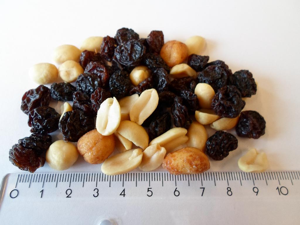Det er oplyst, at varen er en blanding af:
• 50 % rosiner (99,5 % rosiner, solsikkeolie),
• 10 % honningristede peanuts (75 % peanuts, sukker, solsikkeolie, 
  2 % honning, 1,2 % havsalt, glukosesirup, konsistensmiddel, 
  zanthangummi),
• 40 % tørristede, saltede peanuts blancheret (97,5 % peanuts, 1,5 % 
  solsikkeolie, 1 % salt).

Varen foreligger i pakninger af nettovægt over 1 kg.