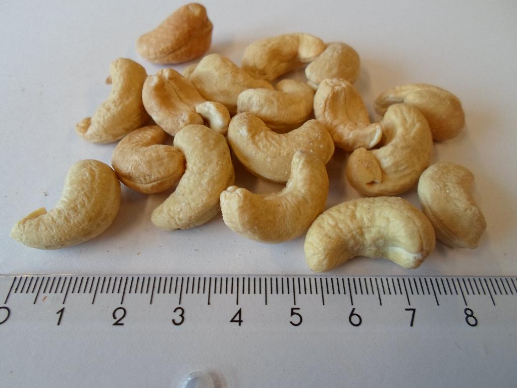 Det er oplyst, at varen er 100 % cashewnødder, der er tørristet.

Cashewnødderne foreligger som hele, halve og knuste nødder.
Cashewnødderne er let sprøde og smager som ikke-ristede cashewnødder.
Varen kan frembydes både i bulk og detailsalgspakninger.