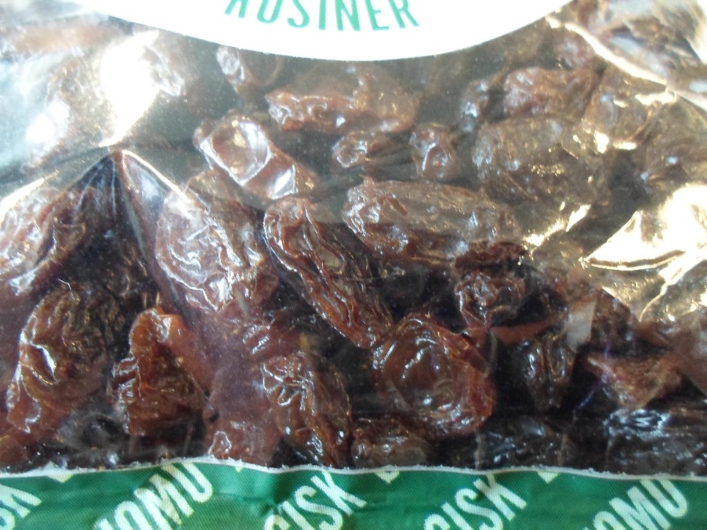 Det er oplyst, at varen er 99,9 % økologiske Thompson rosiner og økologisk solsikkeolie. Rosinerne er brune og ca. 1-1,5 cm lange. Smagen er som en sød rosin.

Varen kan både frembydes som bulk og i detailsalgspakninger.