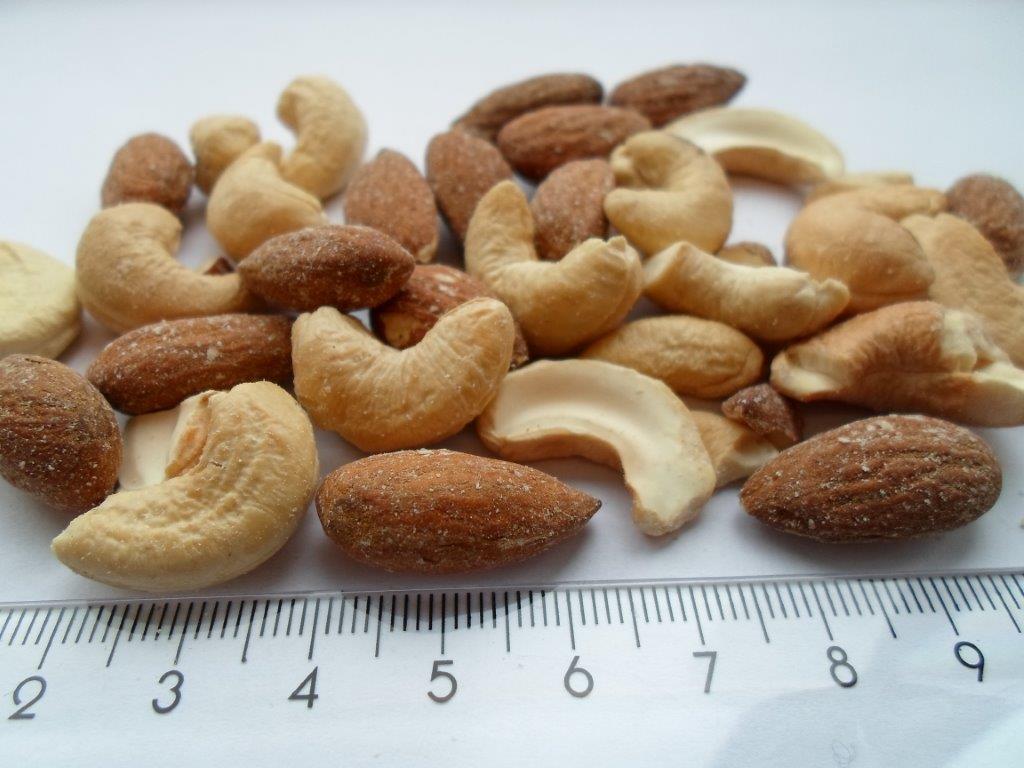 Det er oplyst, at varen består af:
•50 % cashewnødder, der er tørristet og
•50 % mandler, der er tørristet.

Nødderne foreligger som hele, halve og knuste. Mandlerne har den brune hinde på. Både cashewnødderne og mandlerne er let sprøde. Mandlerne smager som ristede, mens cashewnødderne smager som ikke-ristede.

Varen frembydes i detailsalgspakninger af nettovægt 1 kg og derunder.