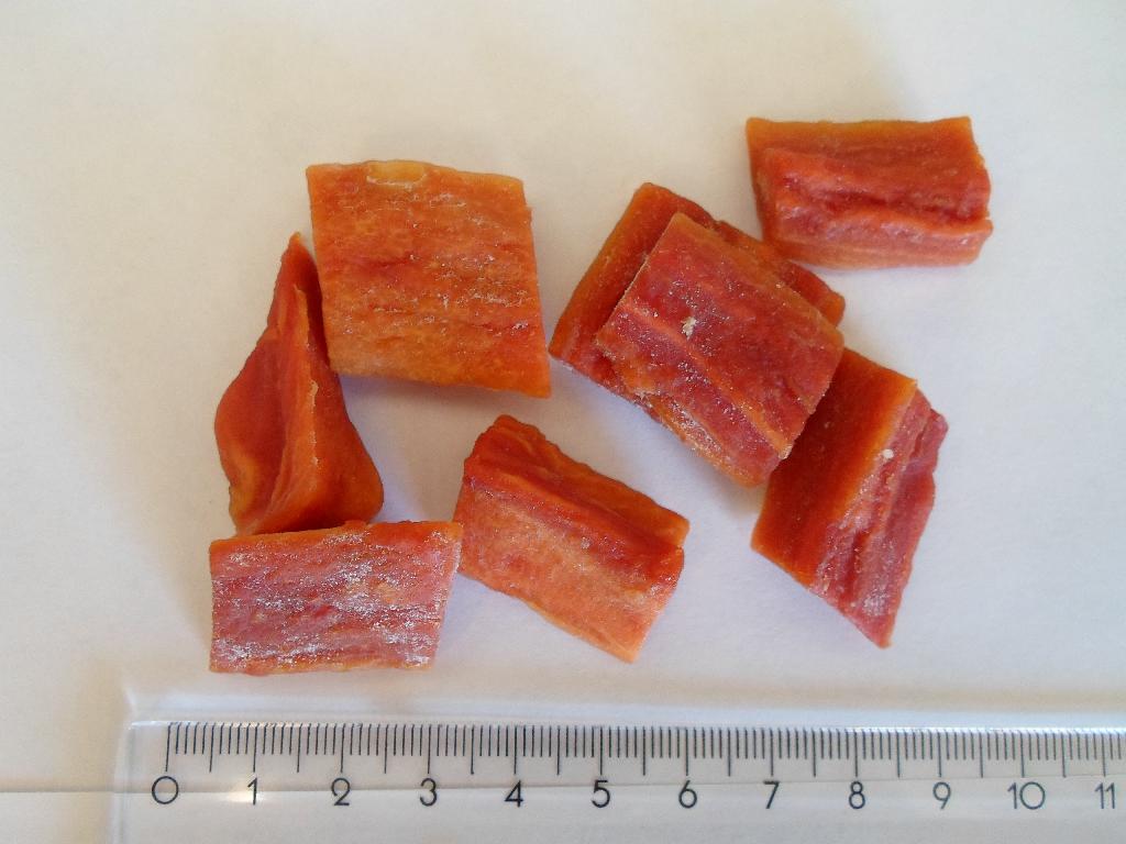 Det er oplyst, at varen er tørrede papayastykker. Der er angivet følgende ingredi-enser: 98 % papaya og 2 % rismel. 

Papayastykkerne er røde uens formede stykker, og smager sødt, som tørret papaya. Stykkerne har en fast konsistens.

Varen kan frembydes både i bulk og detailsalgspakninger.