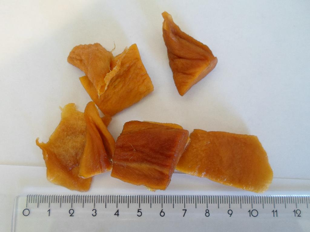 Det er oplyst, at varen er tørrede mangostykker. Der er angivet følgende ingredienser: 98,8 % tørret mango, citronsyre E330.

Mangostykkerne er gul-orange uens formede stykker, der smager sødt, som tørret mango. Stykkerne har en let blød konsistens og er lidt klæbrige.

Varen kan frembydes både i bulk og detailsalgspakninger.