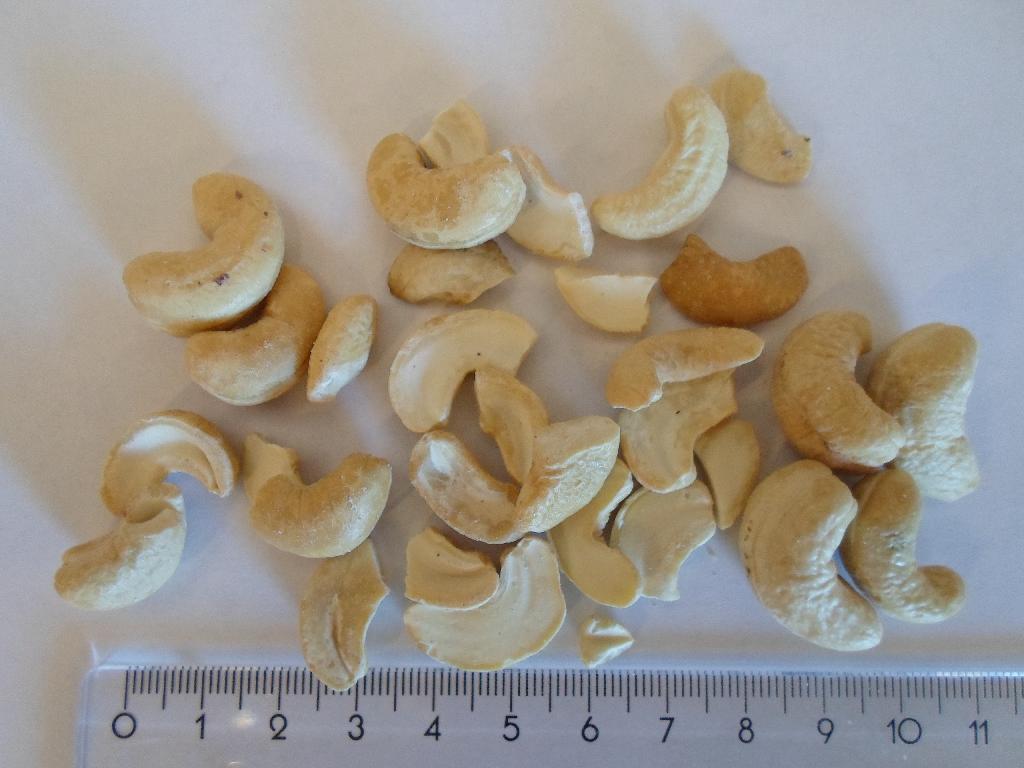 Det er oplyst, at varen er 100 % økologiske cashewnøddekerner, der er tørristet.
Cashewnøddekernerne foreligger som hele, halve og knuste. 
Varen foreligger i detailsalgspakninger (1 kg og derunder)