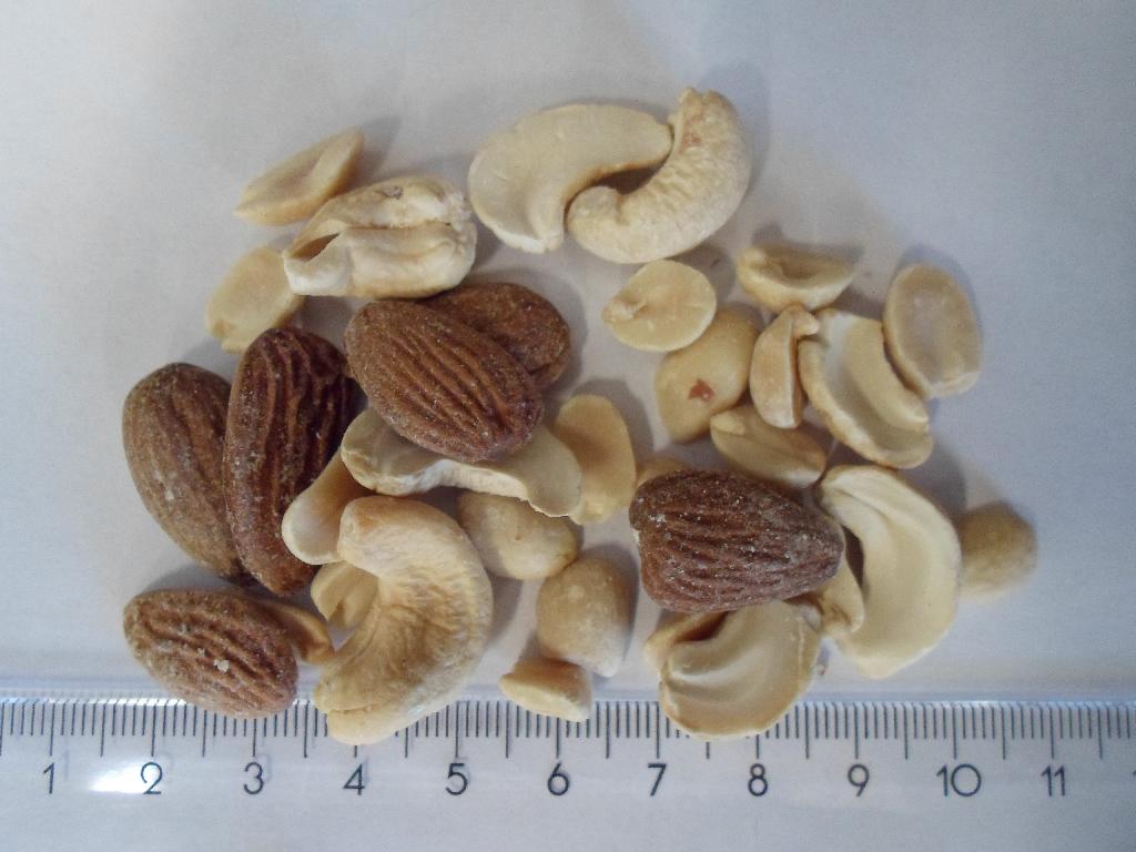 Det er oplyst, at varen består af:
•50 % økologisk peanuts, tørristet,
•30 % økologiske mandler og
•20 % økologiske cashewnødder, tørristet.

Jordnødderne og cashewnødderne foreligger som hele og halve nødder. Mandlerne er hele og har stadig den brune hinde på.

Varen foreligger i detailsalgspakning (nettovægt på 1 kg og derunder).
