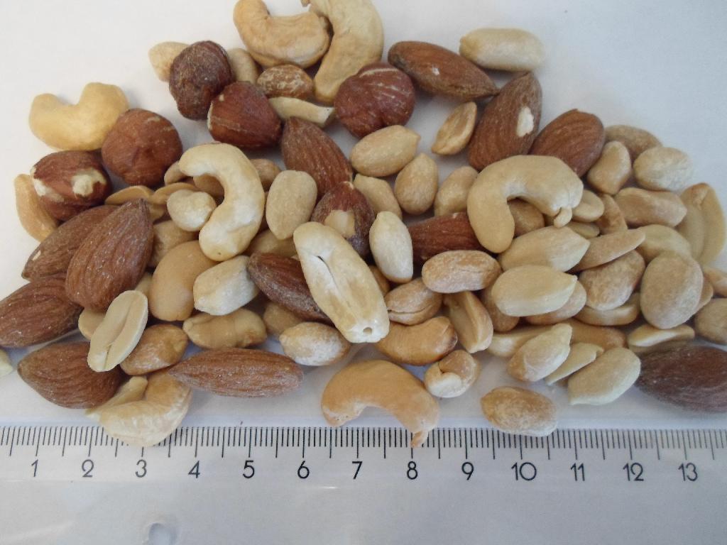 Det er oplyst, at varen er:
•20 % tørristet cashewnødder,
•20 % tørristet mandler,
•50 % tørristet peanuts og 
•10 % hasselnødder.

Varen foreligger i detailsalgspakning (nettovægt på 1 kg og derunder).