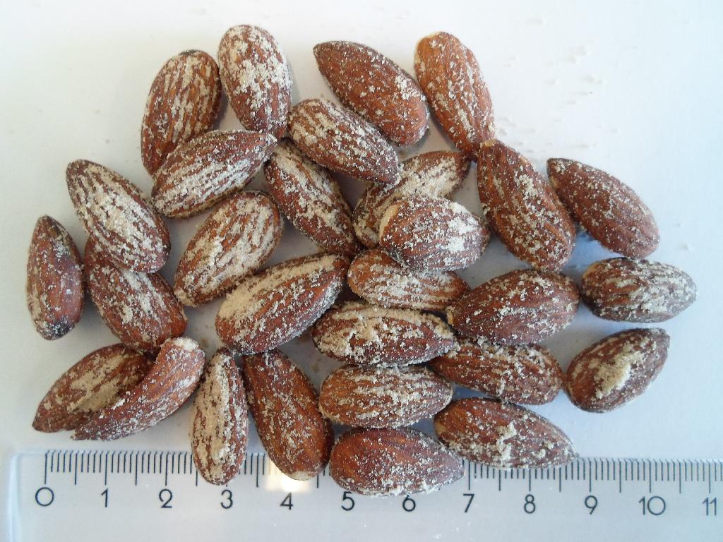 Varen fremstår som mandler ca. 2-2,5 cm lange. Mandlerne har stadig den brune hinde, og har fået en belægning af krydderier, der er beige/lysebrun. Mandlerne smager ristet og har også smagen af "sourcream & onion".

Det er oplyst, at varen består af: 
95,7 % mandler, solsikkeolie, salt, yoghurtpulver (skummetmælk), løg, stivelse, kartoffel, gærekstrakt, E621 (smagsforstærker), aroma, E551 (antiklumpnings-middel), E270 (mælkesyre, E327 (antioxidant).

Varen foreligger i pakninger af nettovægt over 1 kg.