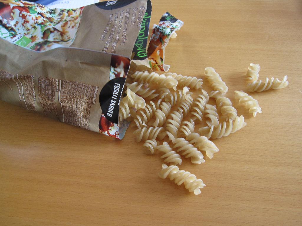 Tørret ris-pasta, der betegnes som Økologisk Brun Ris Spaghetti, Fettuccine eller Fusilli Skruer.

Varen er fremstillet af mel af 80 % hele langkornede brune ris, 10 % jasmin brune ris og blandet med 10 % vand. Varen er tørret, ikke kogt og indeholder ikke æg. Varen fremstår som almindelige pastaprodukter i form af skruer, spaghetti eller fettucine.

Varen anvendes som madvare og karakteriseres som rispasta.

Varen sælges i poser af 200 gram.